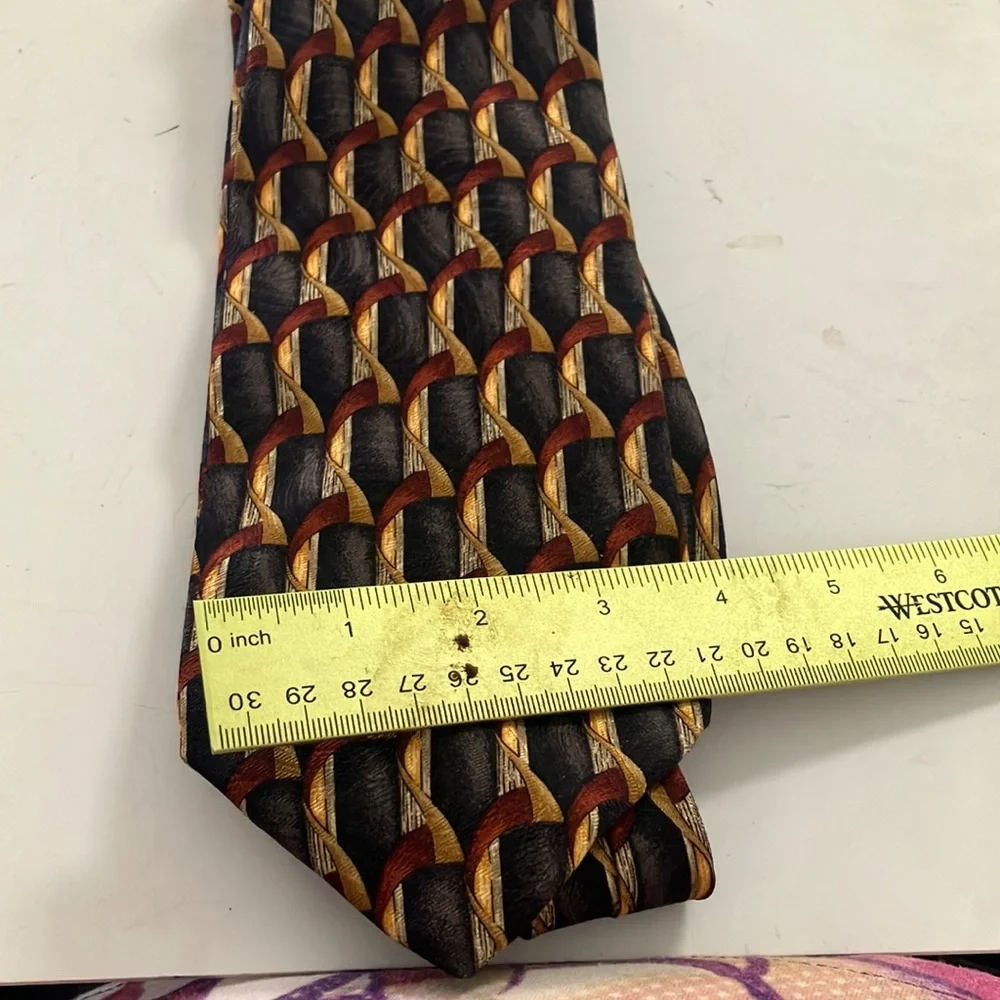 FINAL MARKDOWN Robert talbott Geometric Patterned Tie in Black and Gold